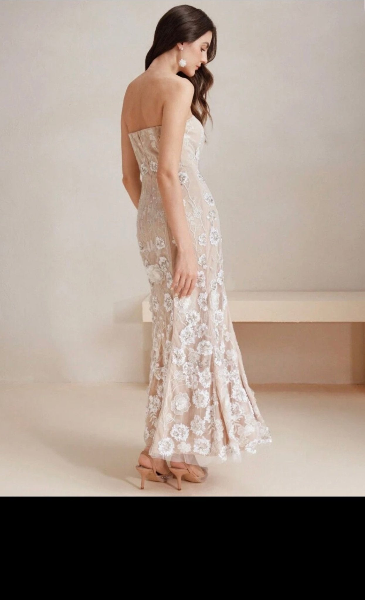 Vestido con aplicaciones y bordado de flores - Olinda - Lend the Trend renta de vestidos mexico