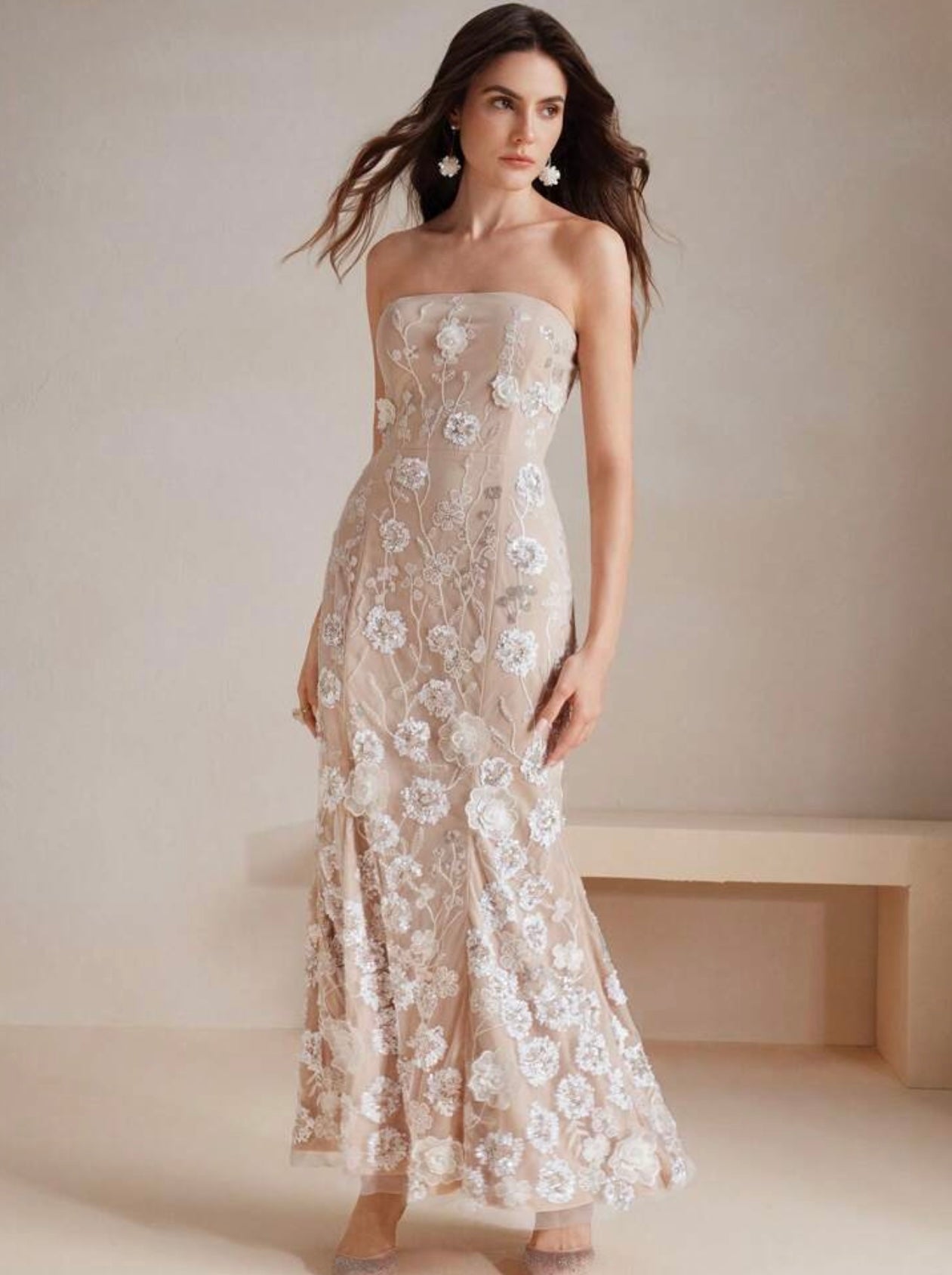 Vestido con aplicaciones y bordado de flores - Olinda - Lend the Trend renta de vestidos mexico