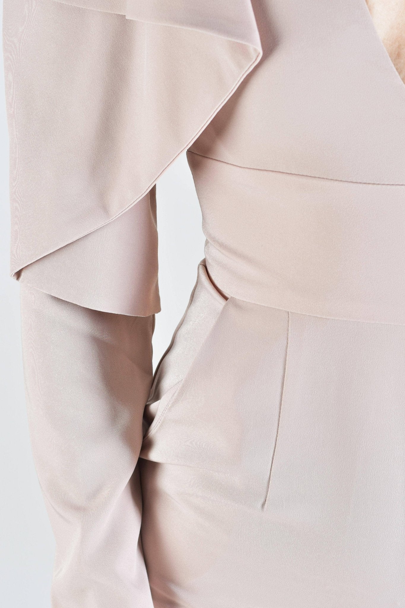 Lorena - jumpsuit beige - Lend the Trend renta de vestidos mexico