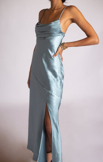 Tabata - azul sage - Lend the Trend renta de vestidos mexico
